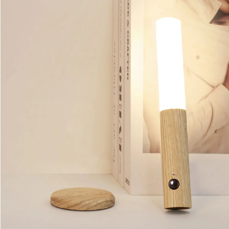 Luminária recarregável portátil com detalhe em madeira e sensor de presença