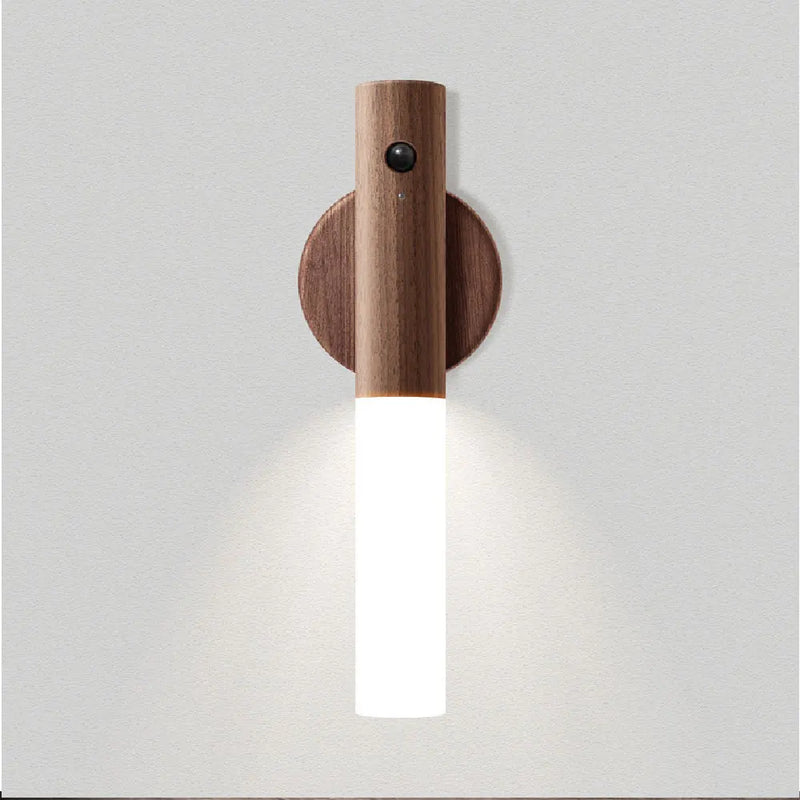 Luminária recarregável portátil com detalhe em madeira e sensor de presença